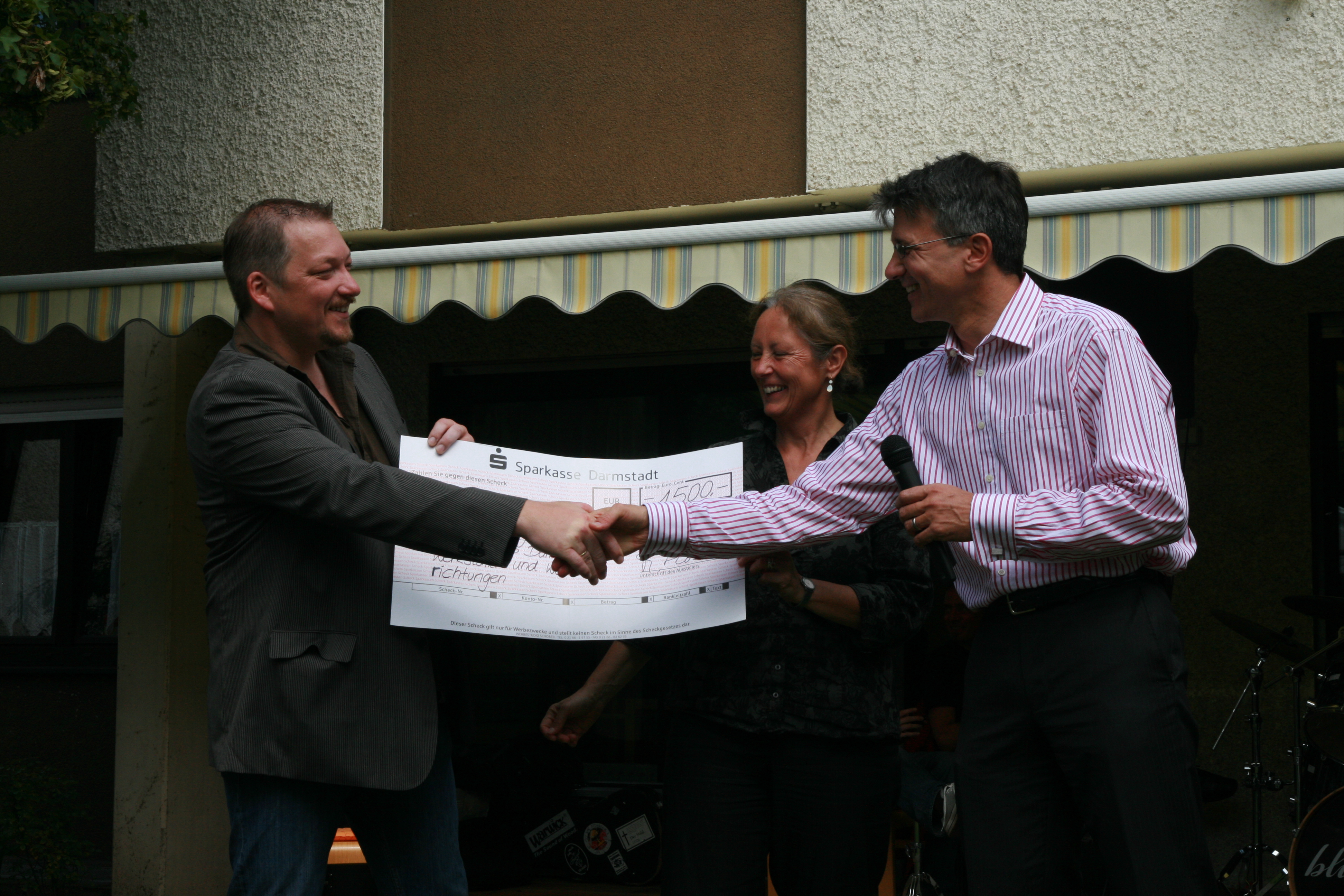 Geschenk zum Jubiläum: Dr. Markus Hoschek (rechts) gratuliert im Namen der Bürgerstiftung Darmstadt mit einem Scheck über 1.500 €. (Foto Bürgerstiftung)