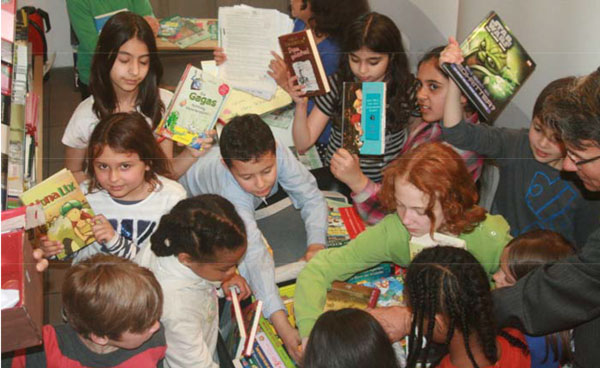 Die Schülerinnen und Schüler der Heinrich‐Hoffmann‐Schule nehmen den Bücherkoffer in Beschlag (Foto: Bürgerstiftung Darmstadt)
