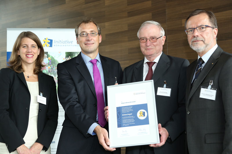 Verleihung des Gütesiegels am 19.09.2014 in Heilbronn: Ulrike Reichart (Initiative Bürgerstiftungen), Gerd Wieber, Dr. Jan Sombroek, Prof. Dr. Wolfgang Anders (Initiative Bürgerstiftungen) (v.l.n.r., Foto: Markus Otten)