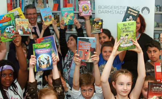 Übergabe des Bücherkofferns in der Buchhandlung am Markt (Foto: Bürgerstiftung)