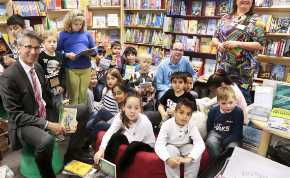 Die Klasse 3b der Georg-August-Zinn-Schule in der Arheilger Bücherstube (Foto: Andreas Kelm)
