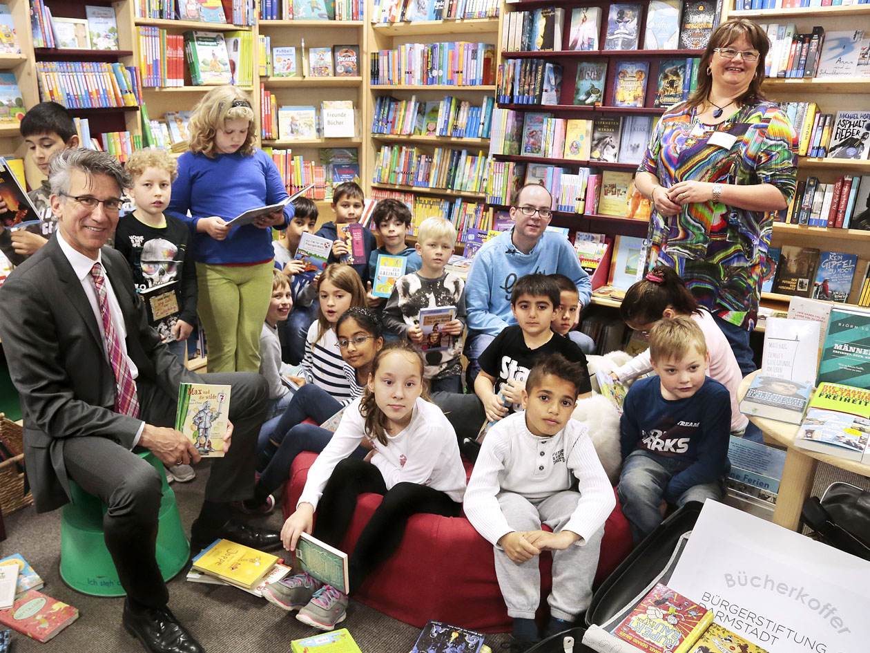 Die Klasse 3b der Georg-August-Zinn-Schule in der Arheilger Bücherstube (Foto: Andreas Kelm)
