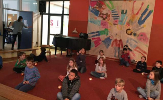 Lichtertänze Christian-Morgenstern-Schule 2a (Foto: Heide Walter)