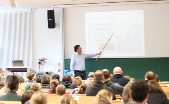 Kindervorlesung Energie Herr Linow (Foto: Gerd Wieber)