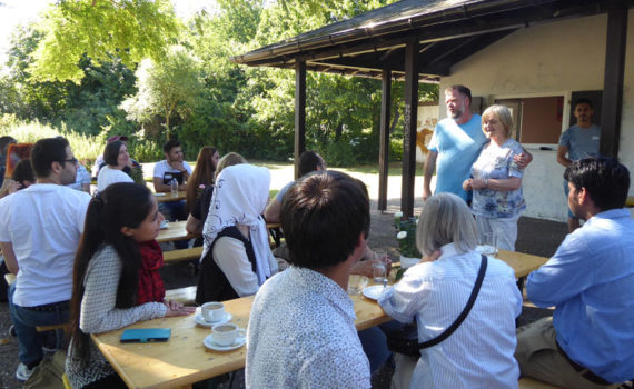 Grillfest für geflüchtete Studienbewerber und ihre Lernhelfer (Foto: Winni von Mackensen)
