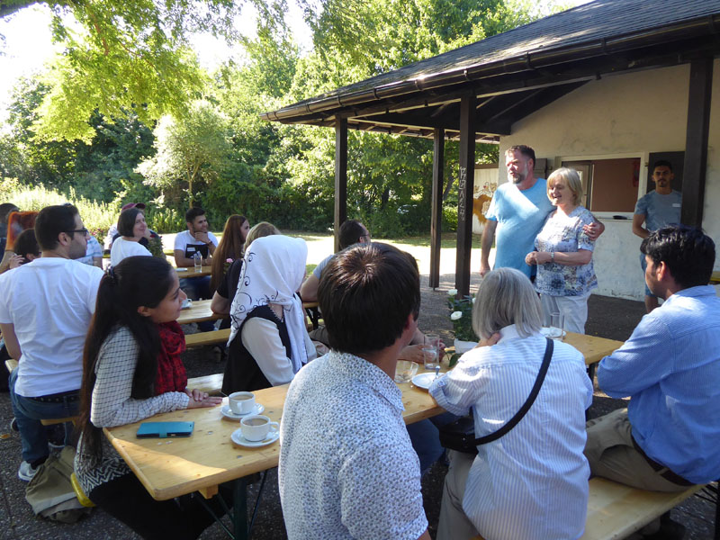 Grillfest für geflüchtete Studienbewerber und ihre Lernhelfer (Foto: Winni von Mackensen)