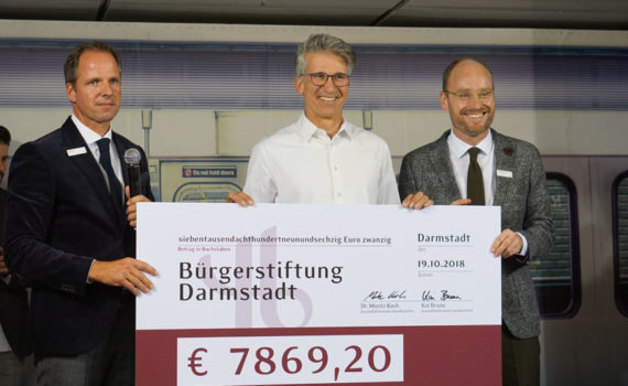 Kai Brune, Dr. Markus Hoschek, Dr. Moritz Koch bei der Scheck-Überreichung 19.10.2018