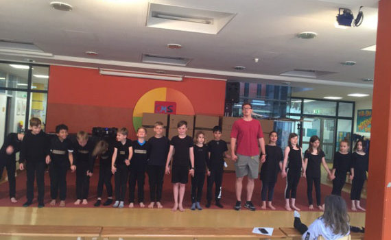 Tanztheater zum Thema "Abschied" (Christian-Morgenstern-Schule)