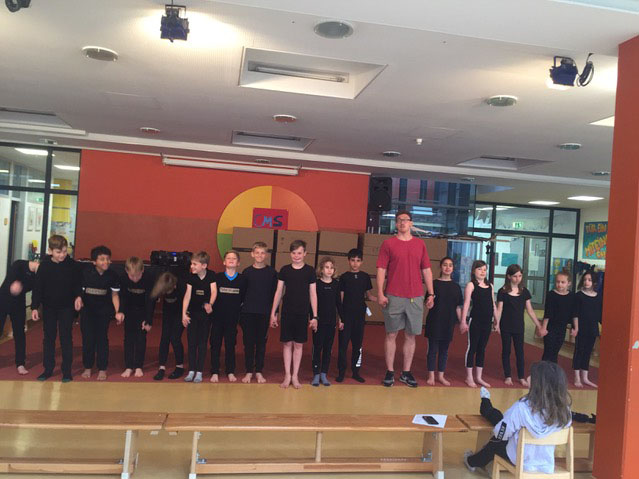 Tanztheater zum Thema "Abschied" (Christian-Morgenstern-Schule)