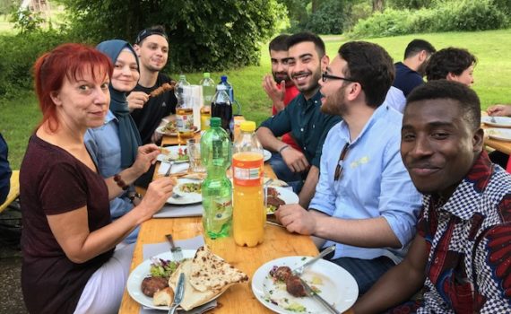 Grillfest für geflüchtete Studienbewerber der TU und ihre Lehrnhelfer (Foto: Adele Daily)